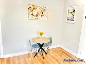 Floral Apartment by CityLux - 10 mins from Airport - Image 5
