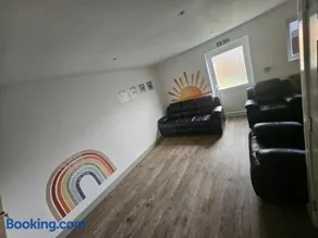 Spacious 4-Bedroom End-Terrace House in Northampton - Image 4