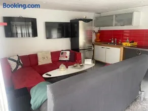 Cozy Guesthouse with Terrace, BBQ & Lake Access - Image 2