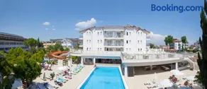 Catty Cats Garden Hotel - Image 2