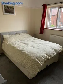 Comfortable rooms upstairs at number 8 - Image 2