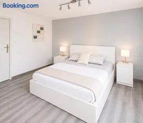 Cozy Apartment with Terrace & Free Parking - Image 1