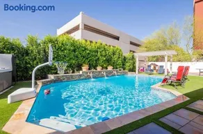 Downtown Modern Oasis - Image 1