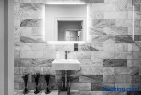 Cathedral View - An Exclusive Private Apartment on Cathedral Green, Exeter - Image 2