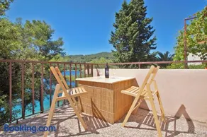 Seafront Apartment Dana - Image 1