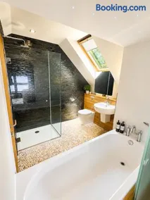 PRINT ROOM 2 - Stylish Loft Apartment with Private Balcony - Image 4