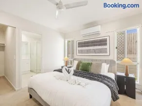 Stylish 4BR Family Retreat Peaceful and Convenient - Image 3