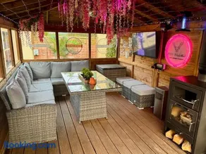 FINN VILLAGE "Mountain View Cottage" Private Garden, 9-seater HOT TUB, Firepit & Pizza Stove - Image 3