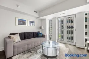 Modern 1Bd & Den in Downtown Toronto - Image 1