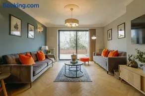 Luxury 3-Bed Apartment - Spacious, Stylish Stay - Image 1
