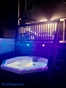 Modern Vac Home, private Hot tub, 3 mins drive from the Airport - Image 1