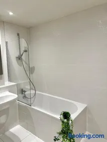 1BR Flat By Ankers Short Term Rental Agency Manchester Near Altrincham Market with Free Parking - Image 4