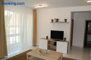 Holiday Apartman with Free Parking - Image 2