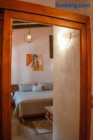 Hotel y Restaurant Embajadoras - Image 2