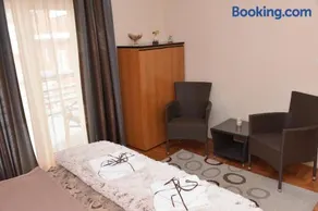 Blue House Apartment - Image 3