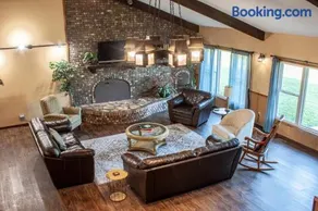 The Chateau on Butterfly Trail - 6 Bdrm Retreat - Image 2