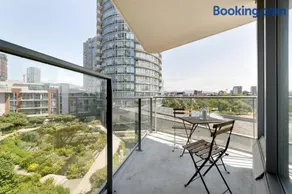 GardenView Modern Condo with Parking, Gym, Pool, AC - Image 1
