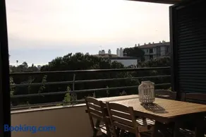 Relax and unwind : pool, garden, beach & city - Image 2