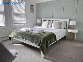 Stylish Caversham Town-House Free Parking & Garden - Image 1