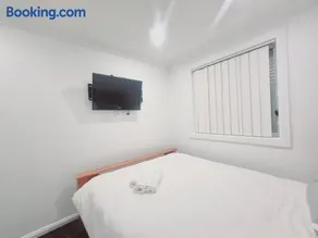 3 Bedrooms Holiday House - Image 1