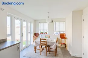 4 Bed Room Service Accommodation - 2 Parkings - Fibre Wi-Fi - Workstation - Image 5