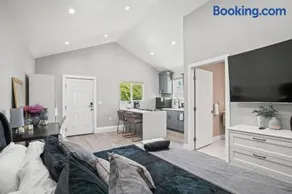 New Modern Cozy Guest House, Parking, Pet Friendly in Mar Vista! - Image 1