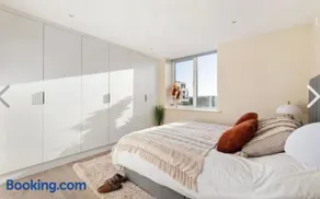 Modern Deluxe Apartment with a Seaview - Image 3
