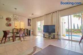 Cozy 3-BD Villa Natalia, Walk to Beach - Image 2