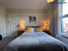 Comfortable King Bed - Location - Contractors - Family - Parking - Image 3