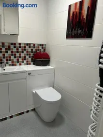 Large room, superking bed and en-suite wet room - Image 5