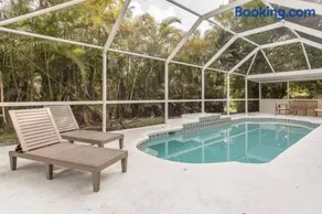 House w pool near McKee Gardens - Image 2