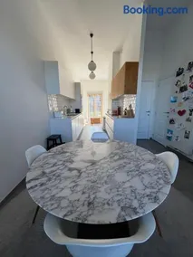 Luxury apartment, private terrace & FREE PARKING - Image 1