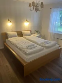 Centralt hus med AC och dubbel garage nära stranden - Image 1