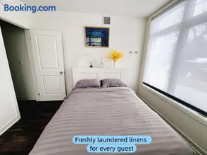 Cozy room in Smart Home with Private Bath near Wonderland, central Richmond Hill, home made Breakfast options - Image 1
