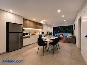 Mascot Haven - 2x Car Spaces - 5mins to Airport - Pets Friendly - 80Mbps - Image 2