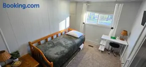 The Green House! Sleeps 12 - Image 3