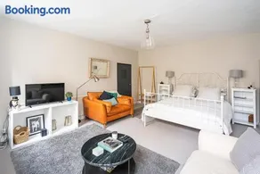 Stunning Basement Flat in Central Location - Image 3