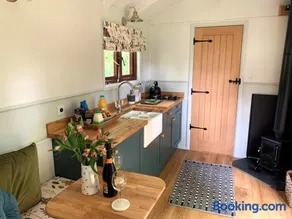 Lilliput - Delightful 1-bedroom shepherd's hut - Image 1