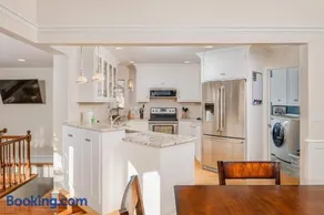 Family Downtown Mansion - Sleeps 13 - Image 4
