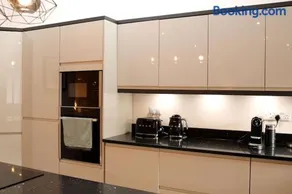 Stunning Coach House - Image 4