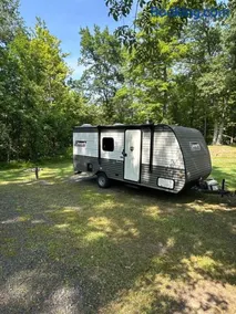 Cozy Camper Retreat on Sleepy Hollow Lake - Image 1