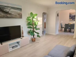 Lovely Single house close to Young Finch station 4BR with Free Parking - Image 3
