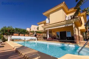 Sea Edge Friendly Holiday Home - Image 1