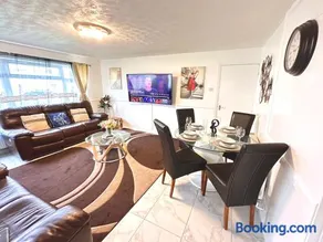 Colchester City Luxury With Free Parking and 5 G WIFI - Image 2