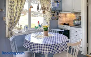 3 Bedroom Cozy Apartment In Myklebost - Image 5