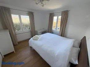 Appartement entier avec terrasse et jardin - Image 2