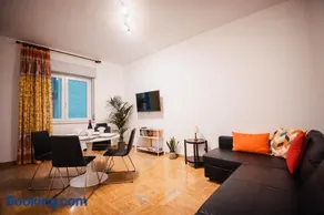 SweetHome Ampio bilocale in centro con parcheggio gratuito coperto vicino a stazione Como-Milano - Image 1