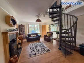 Squirrel Haven - Dog Friendly Woodland Retreat in Wootton Bridge, Isle of Wight - Image 3