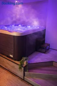 Suite romantique avec jacuzzi privatif, parenthèse intime et discrète - Image 3
