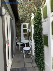 California guest house - Image 1